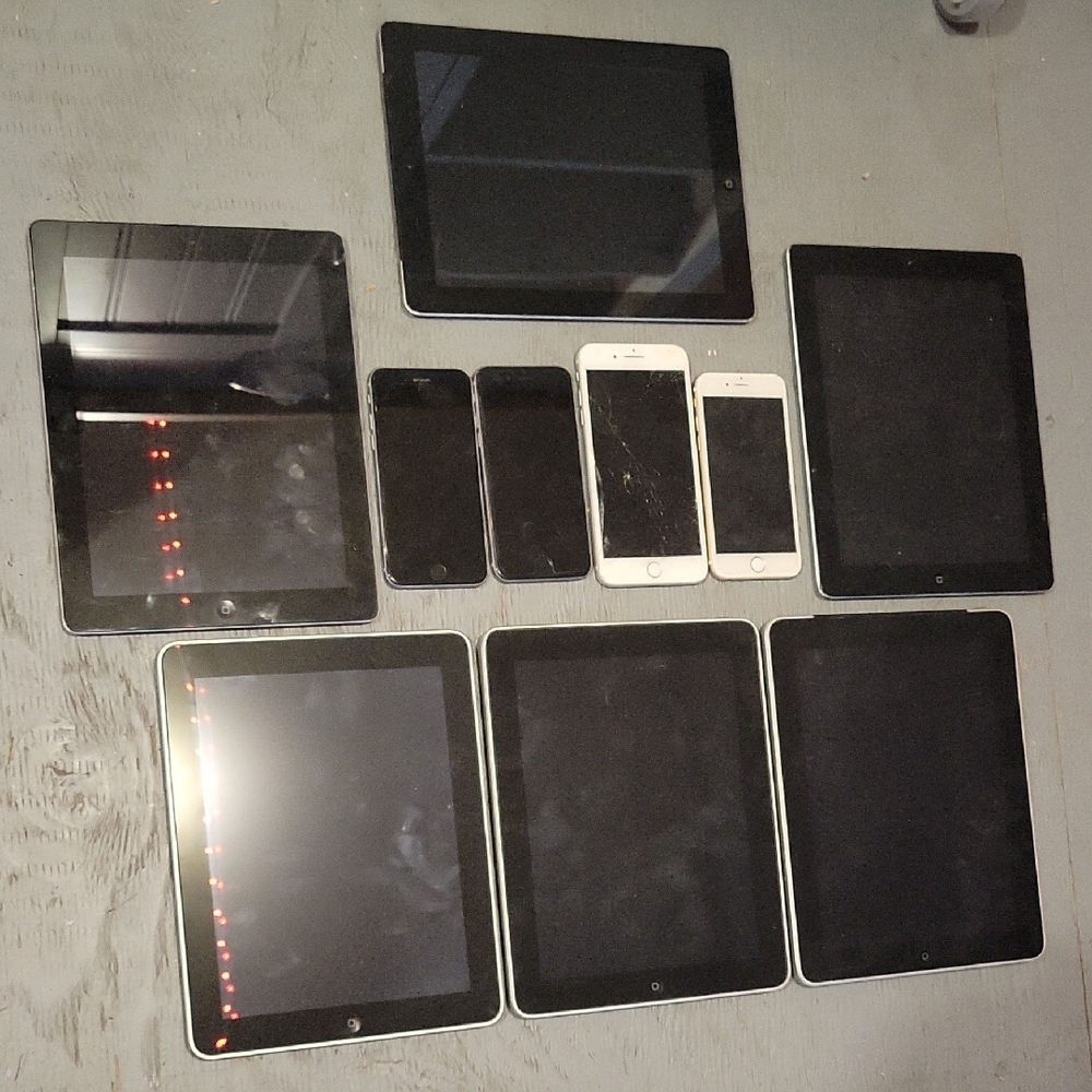 Older Apple Black & White Tablets/Phones Bundle ( All Work, Tested)